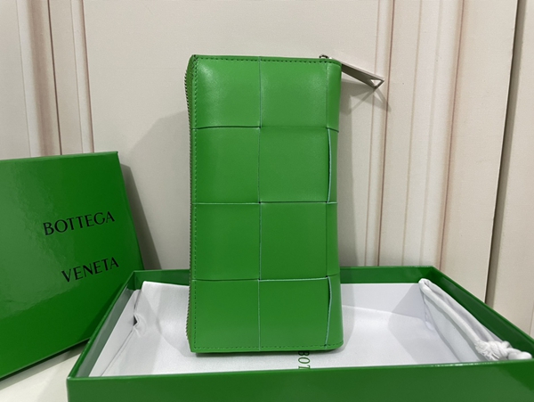 ボッテガヴェネタ財布コピー背面デザイン